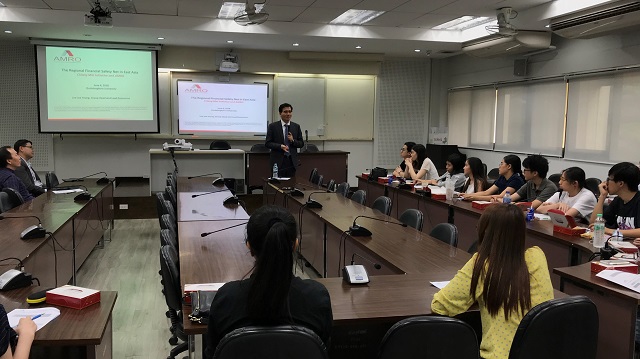 Read more about the article AMRO Lead Economist Discusses Regional Financial Arrangement with Professors and Students in Thailand