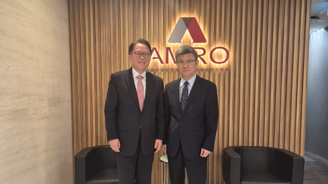 AMRO Director with Dr Shin Sung Hwan Bank of Korea board member